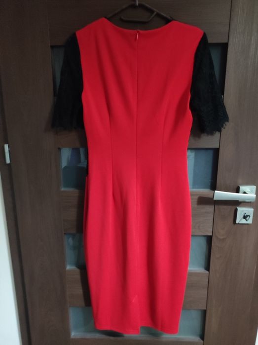 Elegancka sukienka czerwona z koronką M