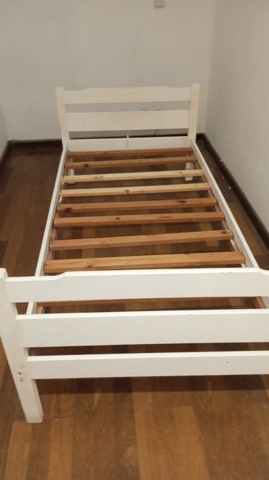 2 Camas usadas de um corpo pintadas a branco