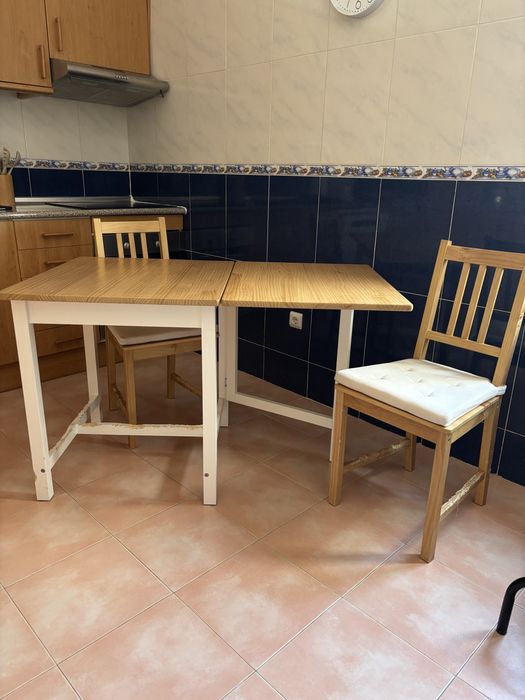 Mesa + 2 cadeiras de madeira – para restauro/reaproveitamento