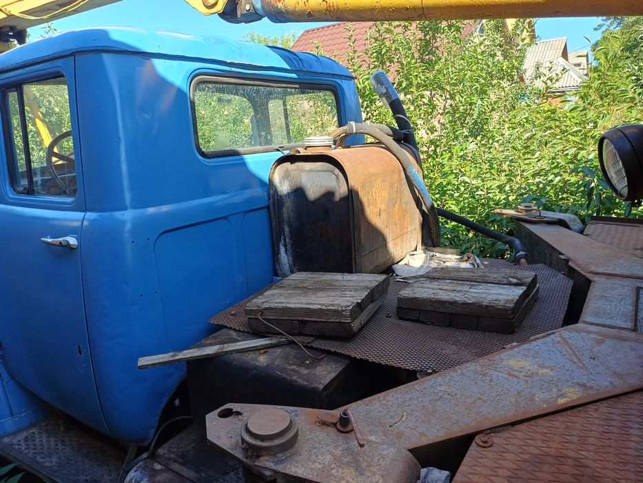 "ЗІЛ 130 автокран" у гарному стані.
