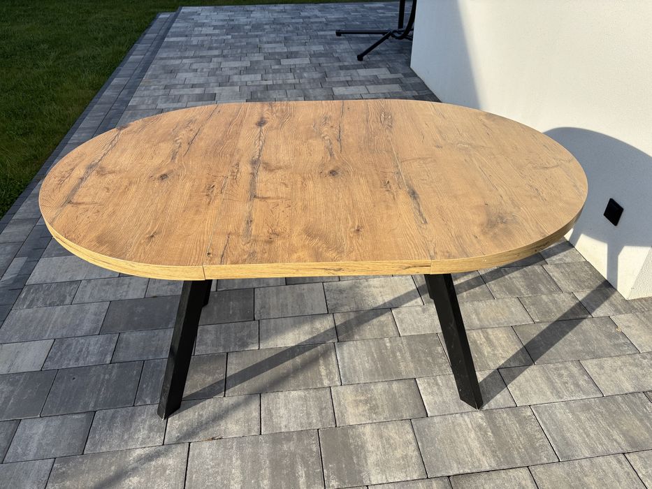 Stół okrągły rozkładany.