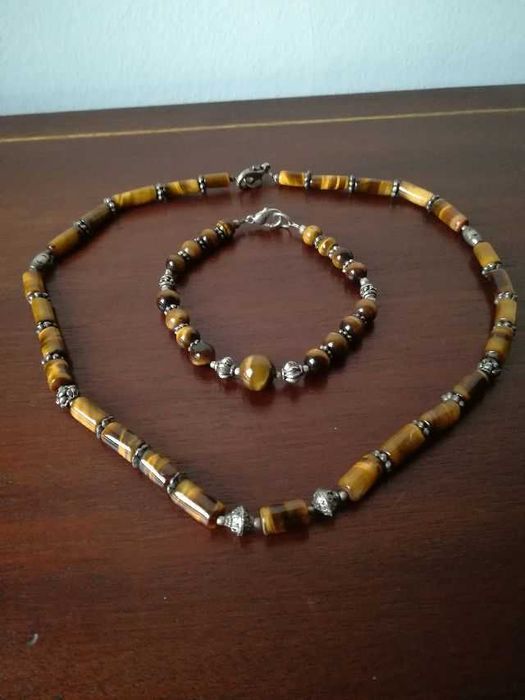 Colar e pulseira de olho de tigre.