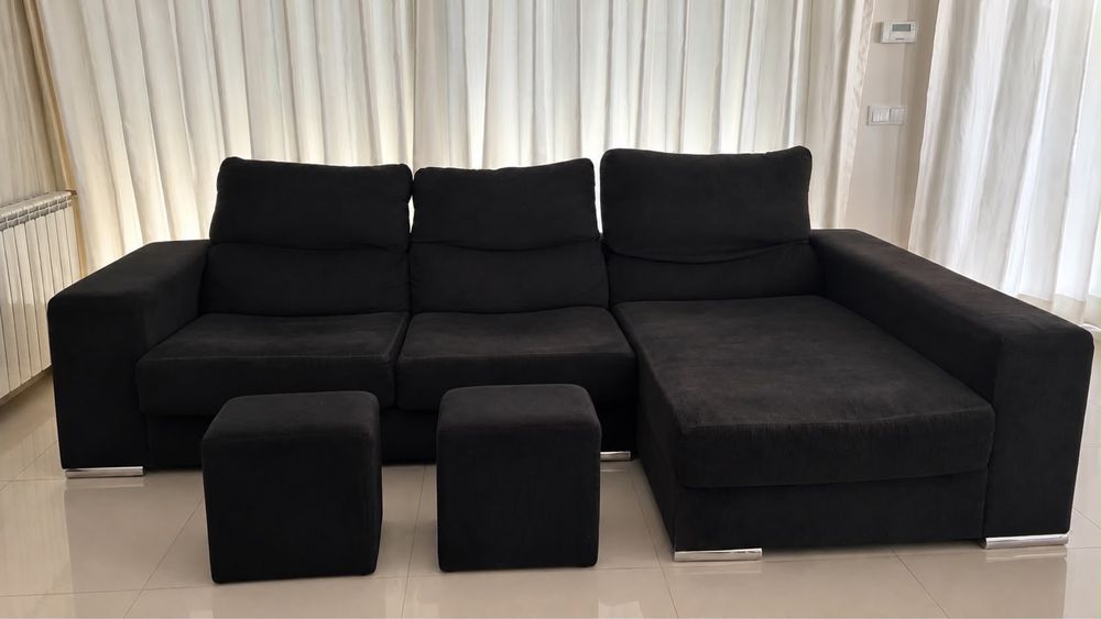 Sofá preto com chaise longue e arrumos