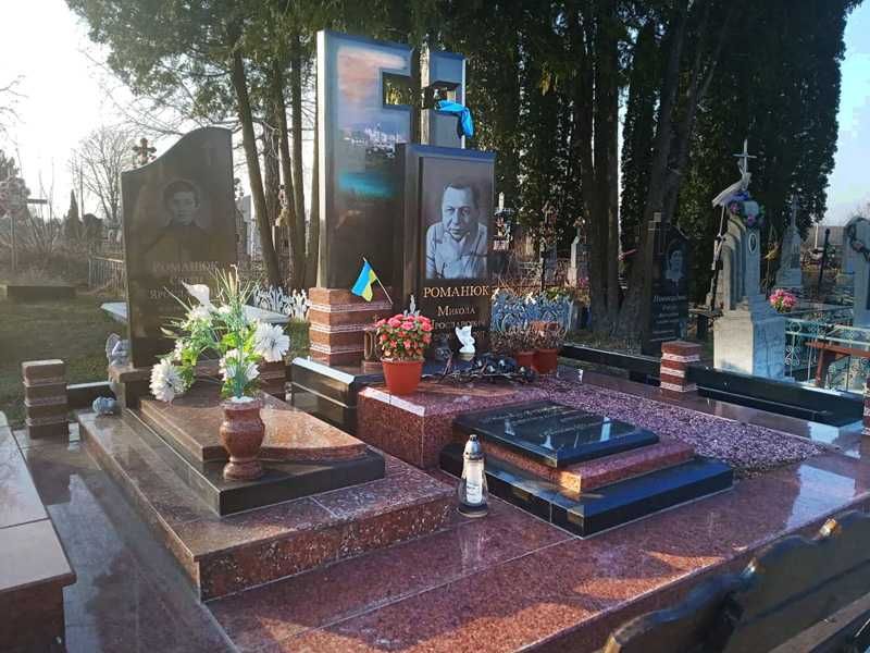 Пам'ятники з натурального каменю