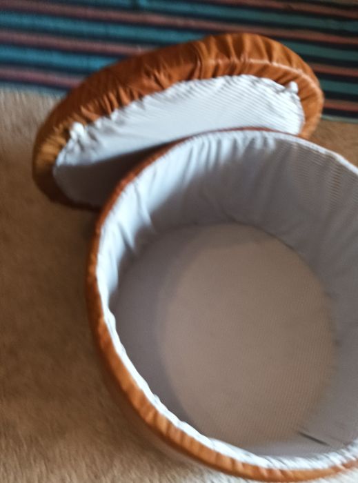 Banco redondo de arrumação