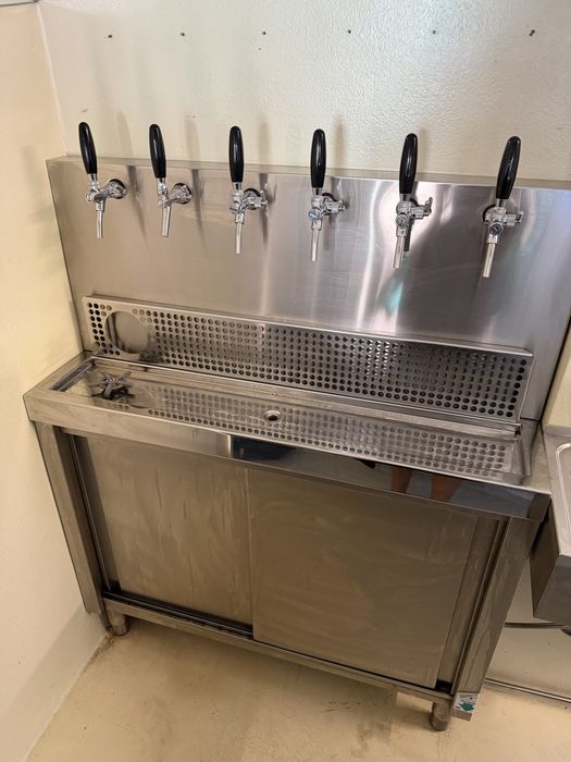 Móvel profissional em inox com 6 torneiras