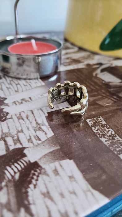 Anel em aço dourado.