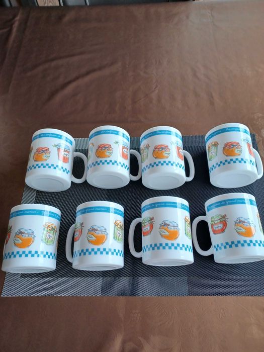 Chávenas para chá ou café com leite em de pirex com imagens de potes