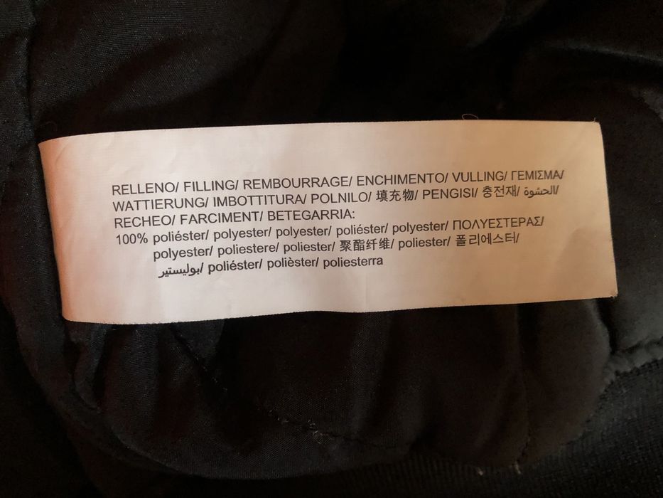 Blusão com fecho inteiro, bolsos á frente com mola