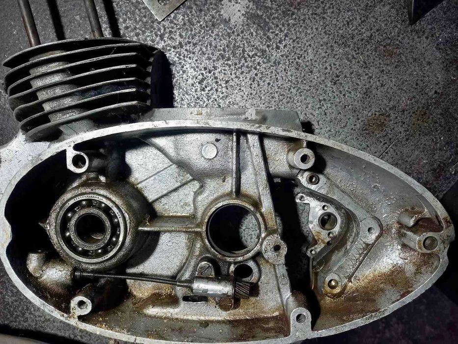 Запчастини JAWA 250-353 / Картер, циліндр, поршень, головка циліндра