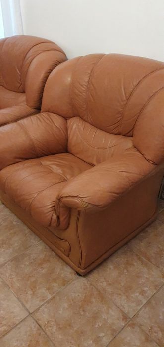 Três sofás em couro castanho