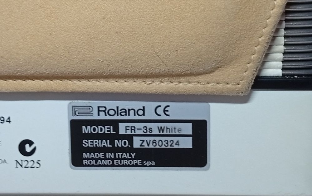 Roland FR-3S V-Accordion – Branco – 37 Teclas / 120 Baixos