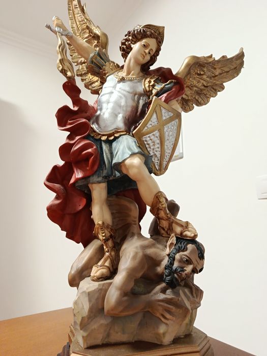 Estátua de Arcanjo Miguel
