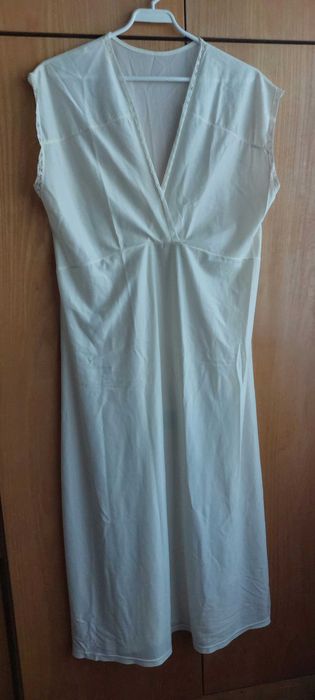 Biała halka lub koszula nocna