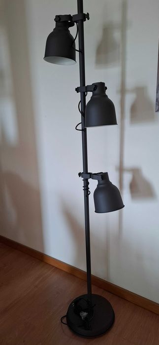 Selling a floor lamp in excellent, like-new condition.64730018697859121