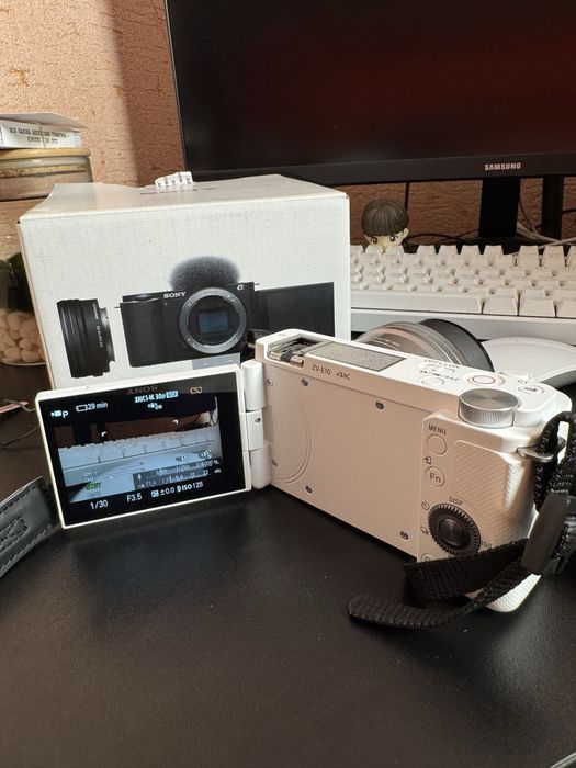 Бездзеркальна камера Sony ZV-E10