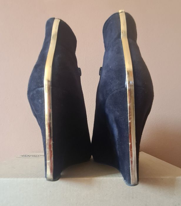 Czarne koturny ze złotym paskiem