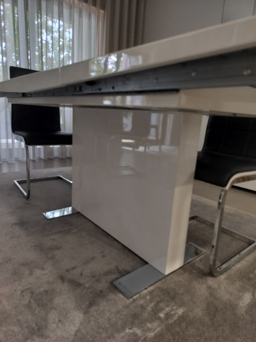 Mesa extensível lacada a branco com 6 cadeiras
