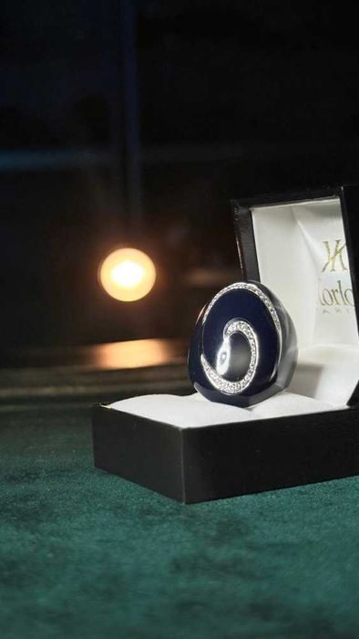 Кольцо из белого золота с ониксом