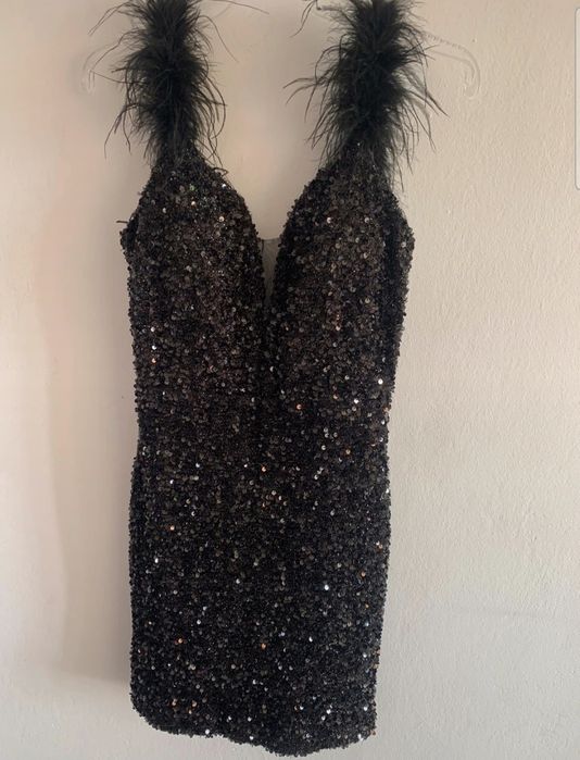 cekinowa sukienka z piórami to hit tego sezonu lou women