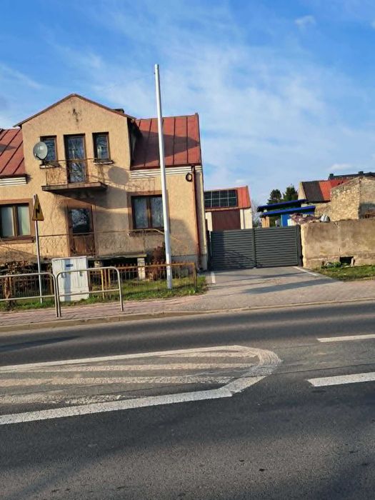 Wynajmę dom mieszkalny ogrodzony z bramą automatyczna.