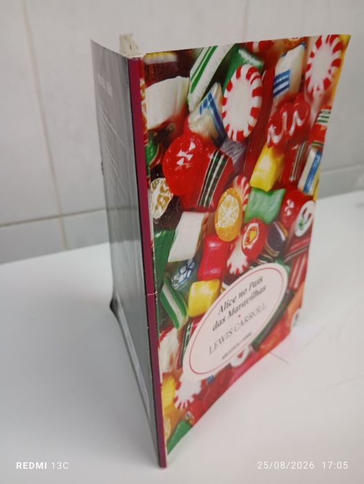 Livro " Alice no país das maravilhas "