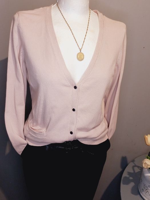 Swetrek na guziki pudrowy róż M