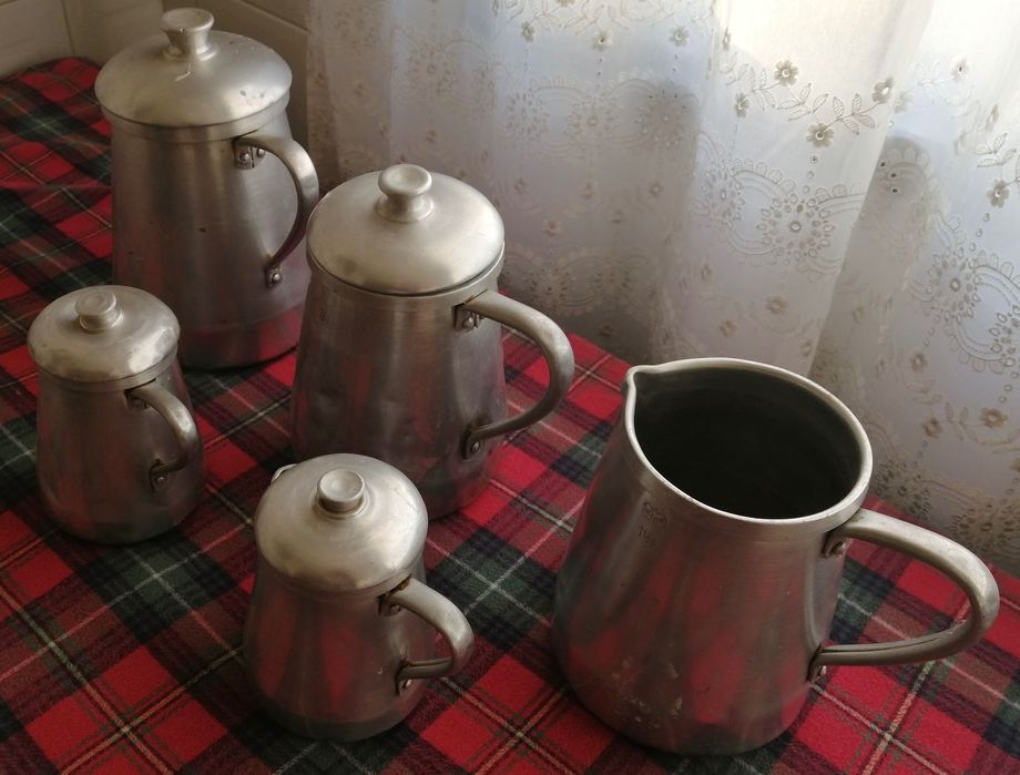 conjunto de antigas cafeteiras em aluminio
