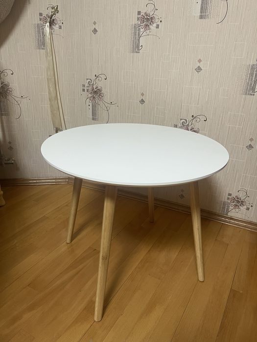 Білий журнальний столик