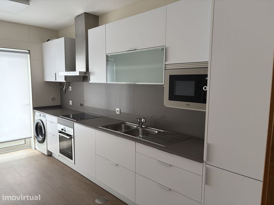 Apartamento T2 com Varanda e Garagem em Aveiro