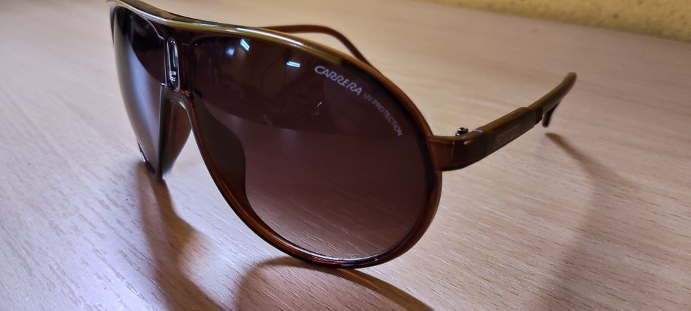 Okulary przeciwsłoneczne Carrera. Styl retro, premium