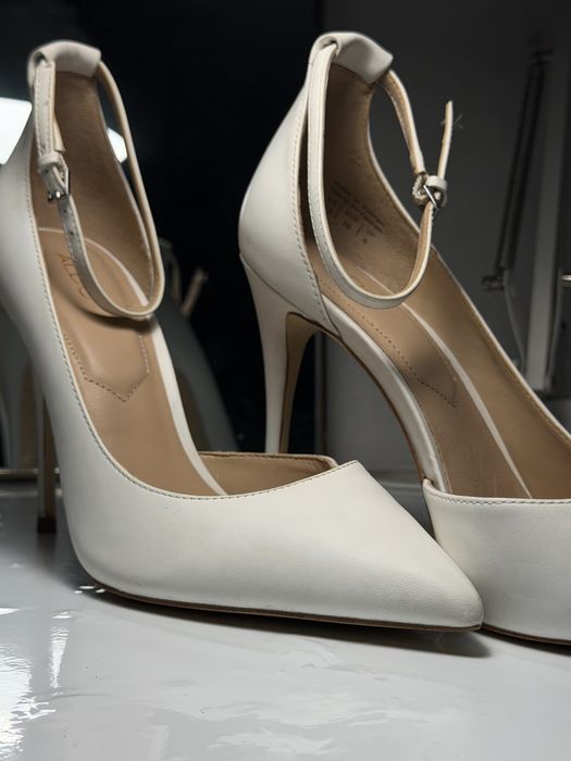 Saltos brancos estilo escarpin da aldo