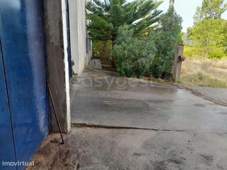 Armazém com 2149M2, em zona de fácil acesso, em Amiais de Baixo