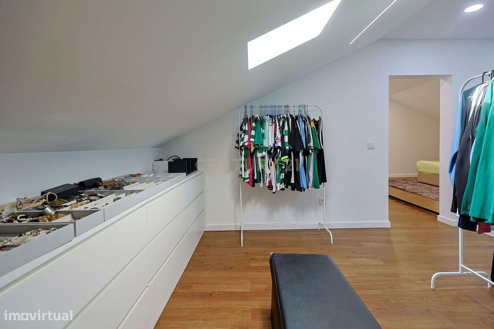 Apartamento T3 Duplex Remodelado no Centro de Corroios