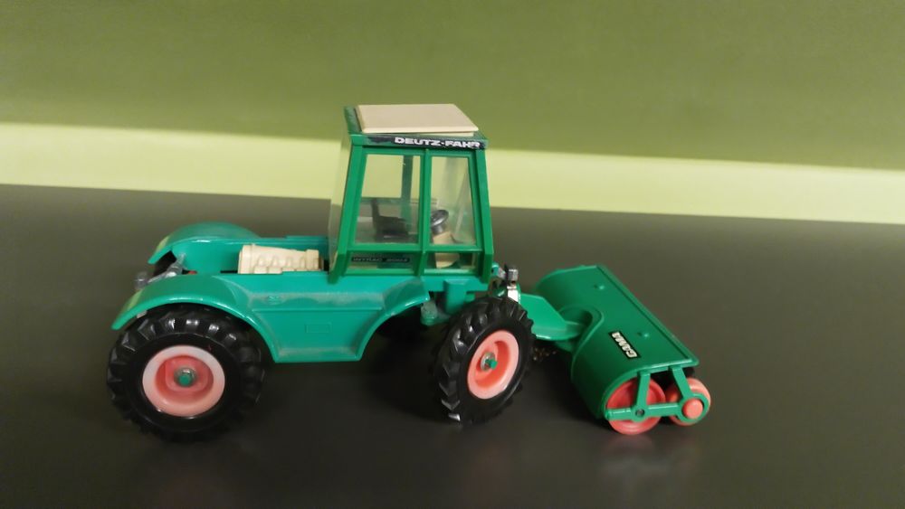 Gama traktor Deutz Fahr plus zamiatarka jak siku Britains 1 32
