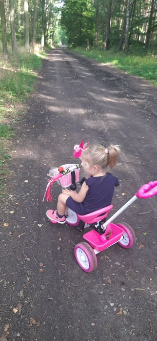 Rowerek trójkołowy różowy rower trzykołowy koszyczek bagażnik