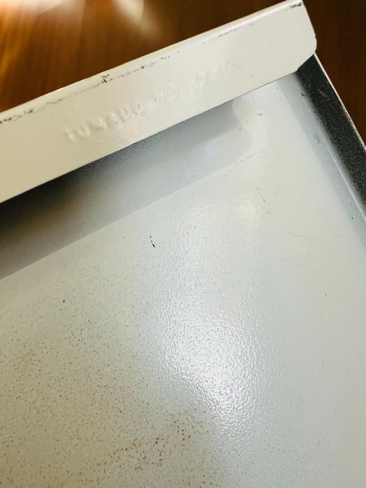 Estante metálica em branco - vintage