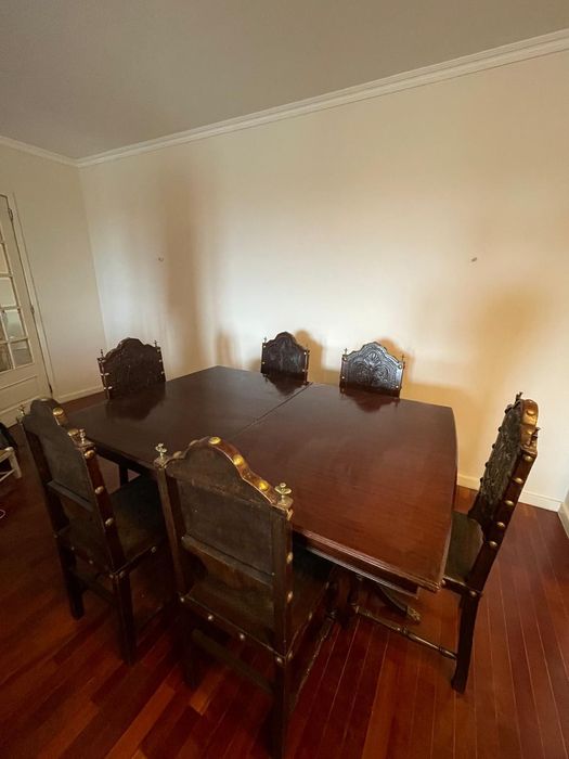 Mesa de madeira com pés trabalhados e tábuas de aumento