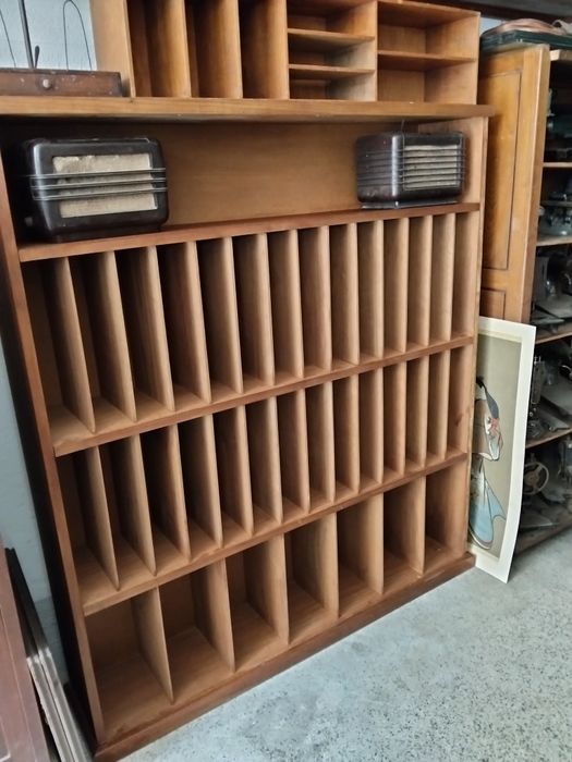 Estante vintage com arquivo