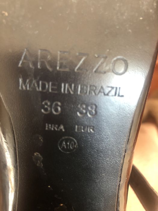 Sapatos clássicos pretos, em verniz interior e sola em pele.