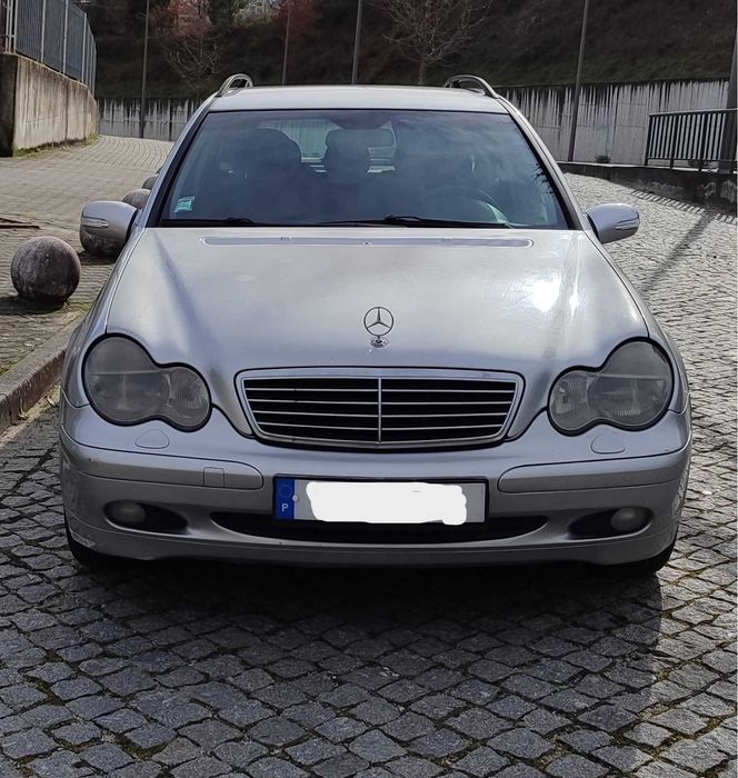Mercedes cinzento