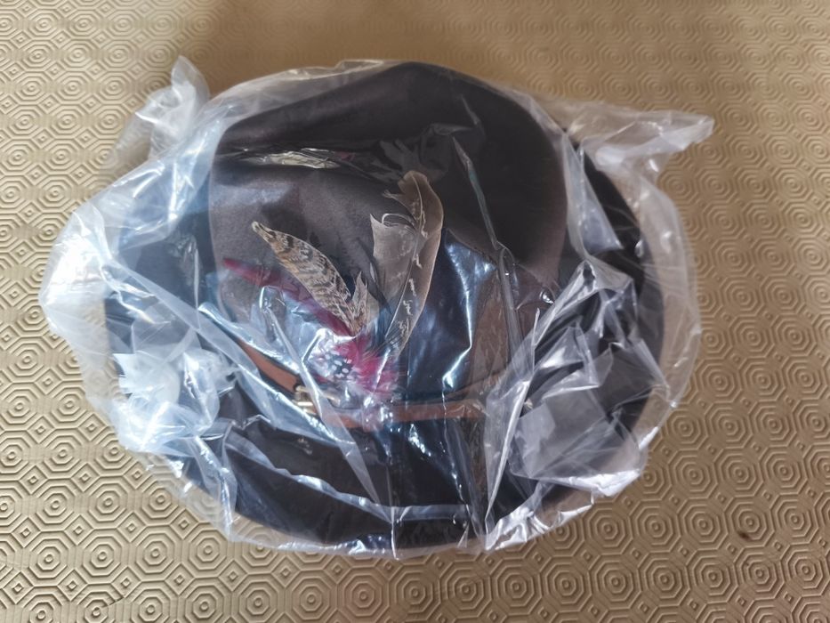 Chapéu pena e fivela tamanho 57