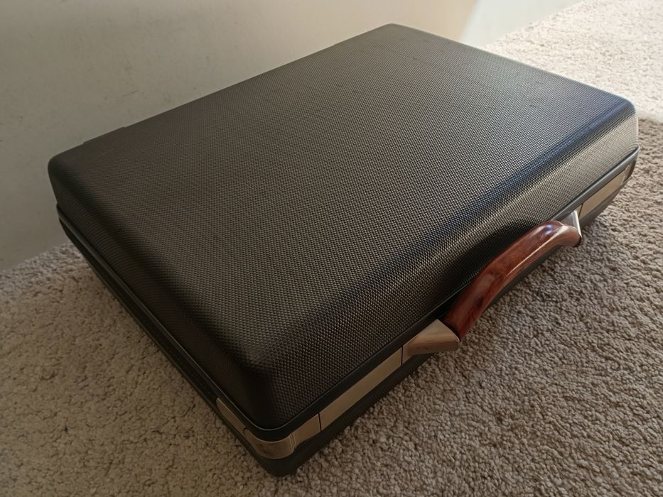 Mala executiva clássica rígida, marca DESLEY, medidas 47/36/15cm
Exemp