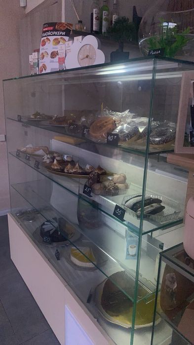 Холодильна кондитерська вітрина