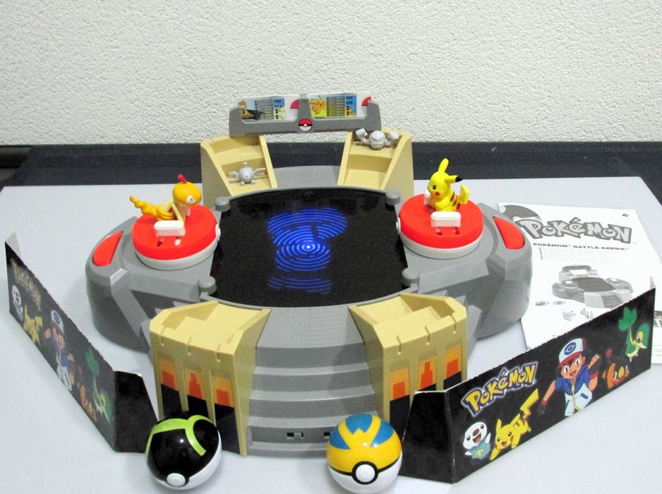 Pokemon Arena de Batalha Tomy Eletronico com Figuras Incluidas