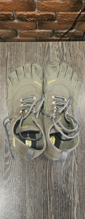 Продам трекінгові кросівки Vibram Fivefingers VTrack