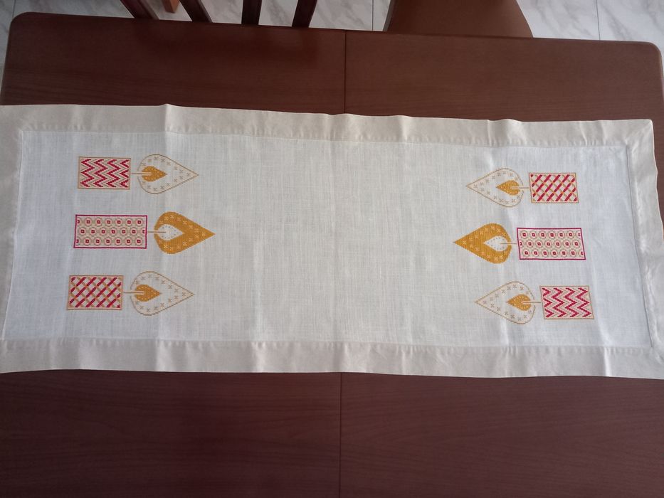 Pano de mesa de linho bordado em ponto de cruz com motivo de Natal
