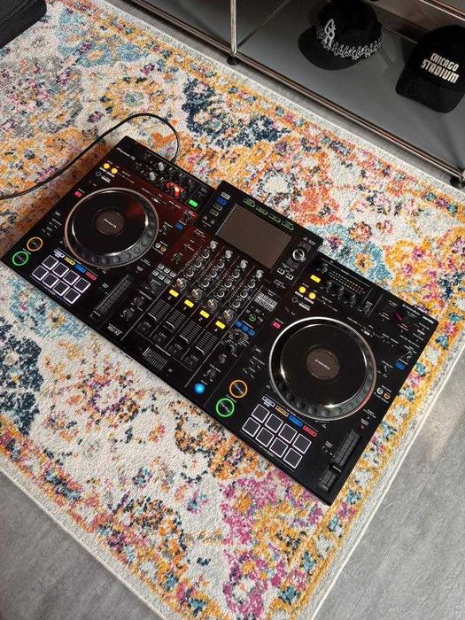 Sistema de DJ «tudo-em-um» Pioneer XDJ-XZ com saco e capa.