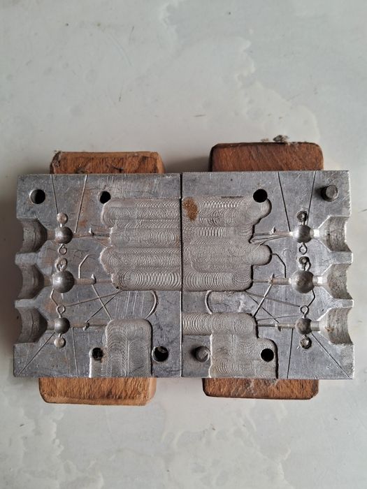 Форма для отливки джиг головок груза