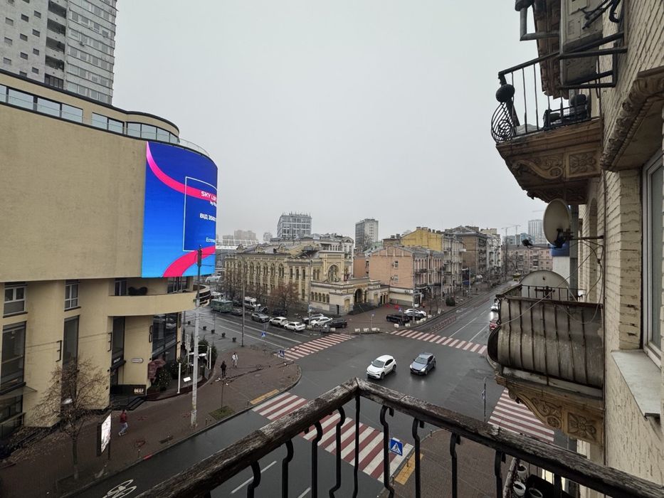 Ексклюзивна 2-кімнатна видова сталінка в самому серці Києва | вул. Рогнідинська, 5/14